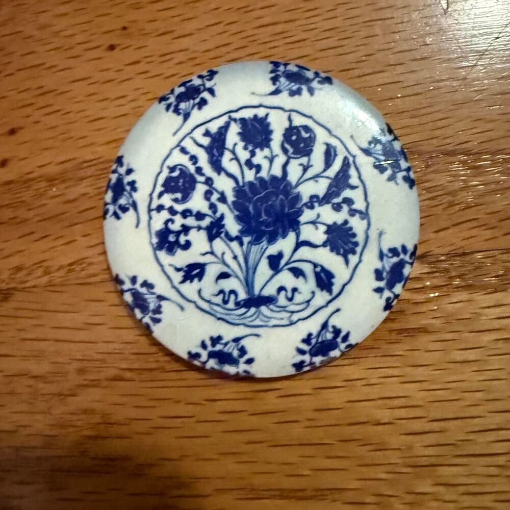 Delft round magnet unisex OS blue white floral porcelain style chinoiserie